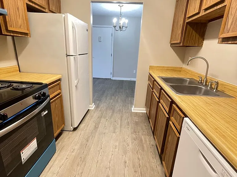 Pecan Manor Apartments — Photo 35