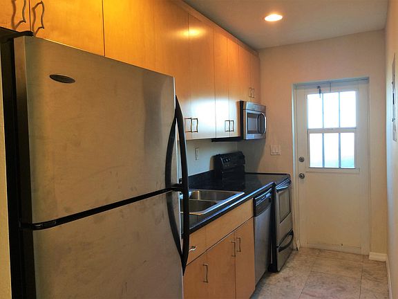 5th image of 736 NE 13th Ct Unit 20