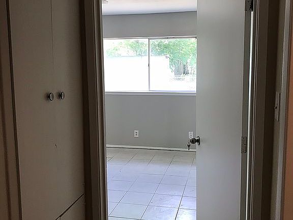 5th image of 816 Greenhaven Dr