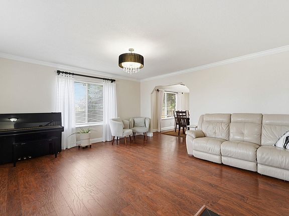 5th image of 813 N Douglas Ct