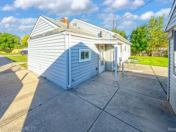 5th image of 23276 Stewart Ave