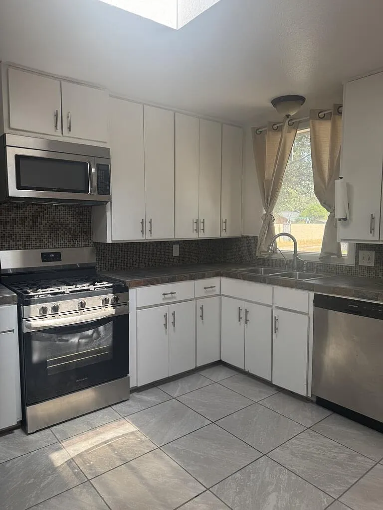 4 bed, 2.5 bath, 2156 sqft, $2,500 — Photo 4
