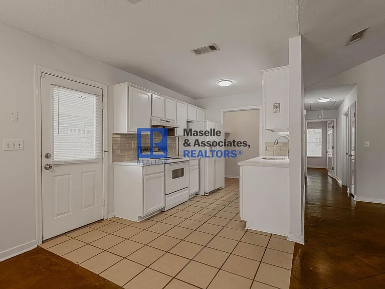 1212 Barnett Bend Cir — Photo 14