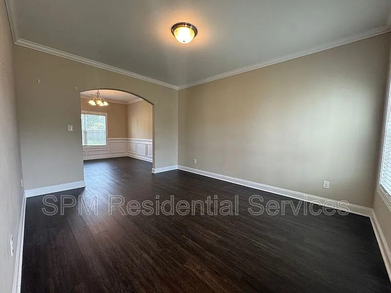 4 bed, 2.5 bath, 2401 sqft, $2,250 — Photo 2