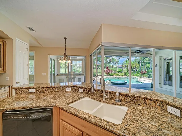 7022 Dominion Ln — Photo 10