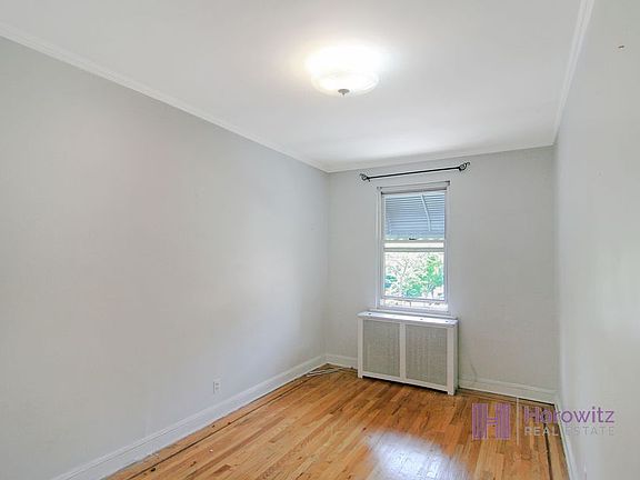 4th image of 3317 Crescent St APT 3