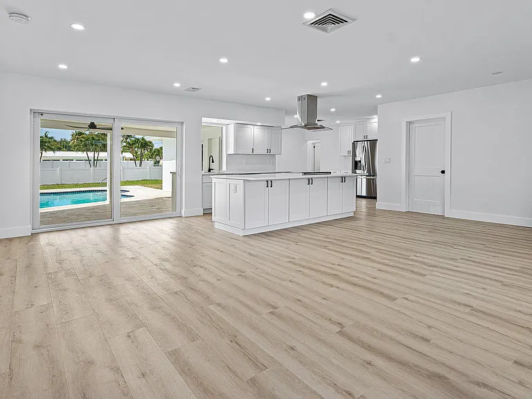 970 SW 7th St — Photo 4