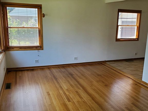 5th image of 8124 Natoma Ave