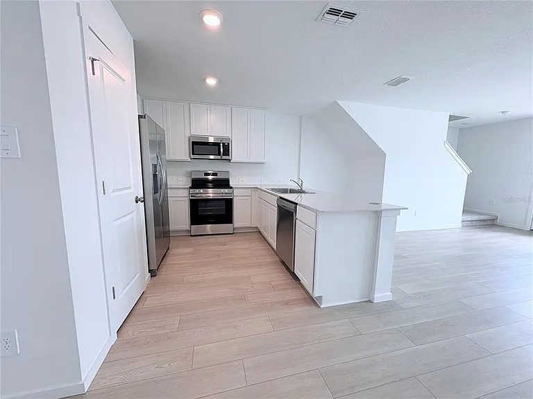 866 Lynx St — Photo 7