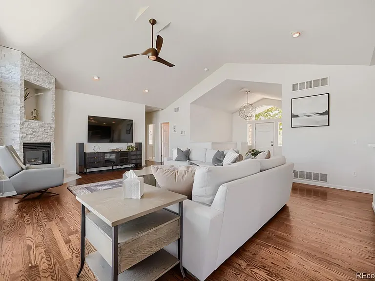 21037 E Nichols Pkwy — Photo 14