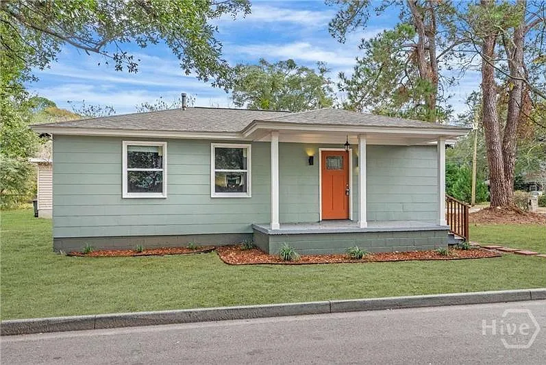 3 bed, 828 sqft, $1,900 — Photo 2