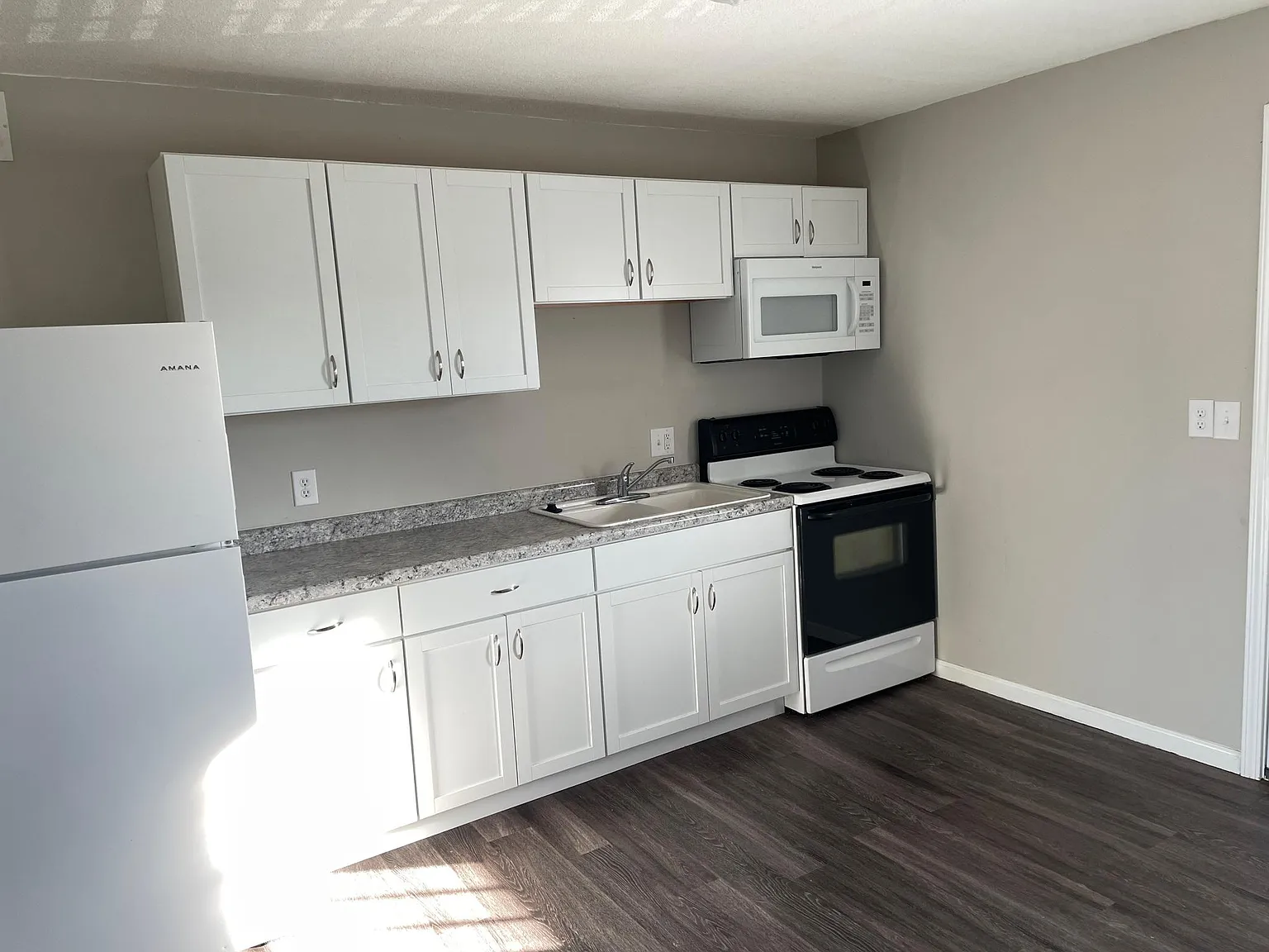 2 bed, 700 sqft, $800 — Photo 2