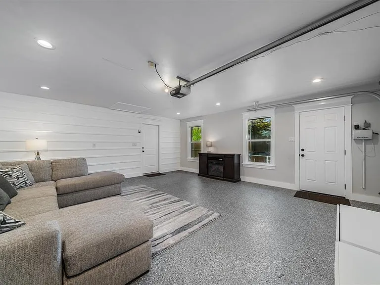 1601 Windsong Trl — Photo 35