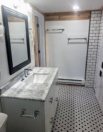 Another look at the bathroom.