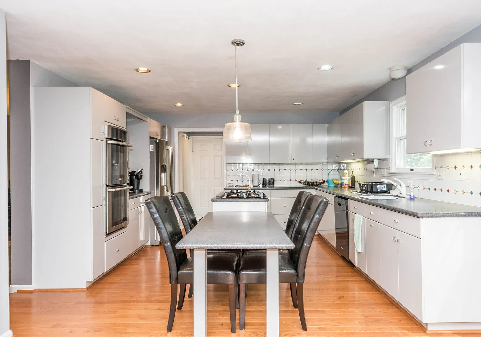 Stunning 4 Bedroom Colonial on private 2.7 Lot with a In-ground pool — Photo 1