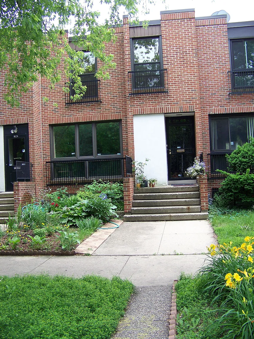 919 E 54th Pl photo 1
