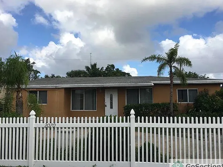 2070 NW 28th Ter — Photo 14
