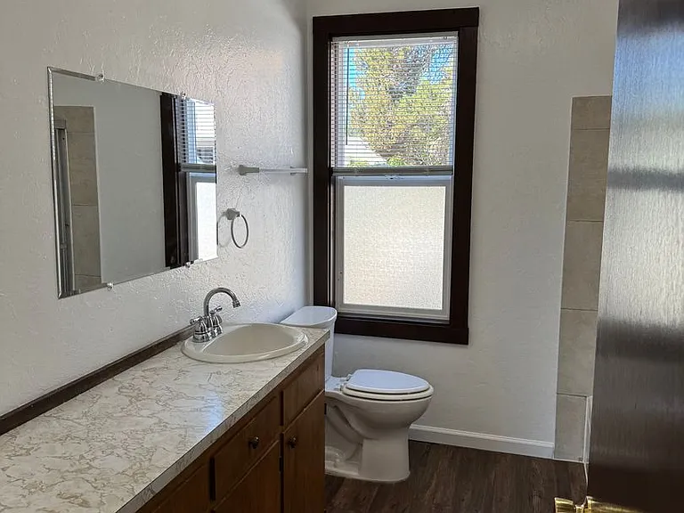 1606 Ash Ave — Photo 9