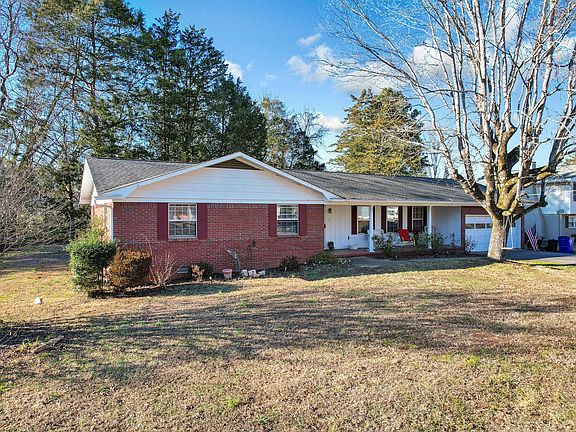 3rd image of 3441 Clearwater Dr NE