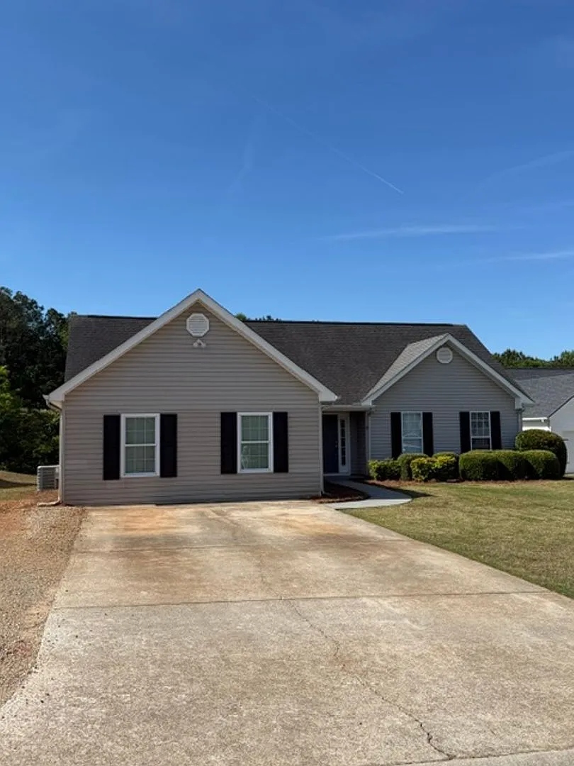 3 Bedroom 2 Bathroom Ranch Home — Photo 2