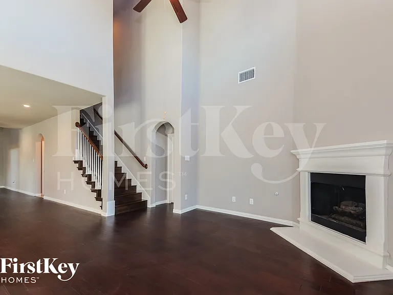 1208 Caney Creek Ln — Photo 3