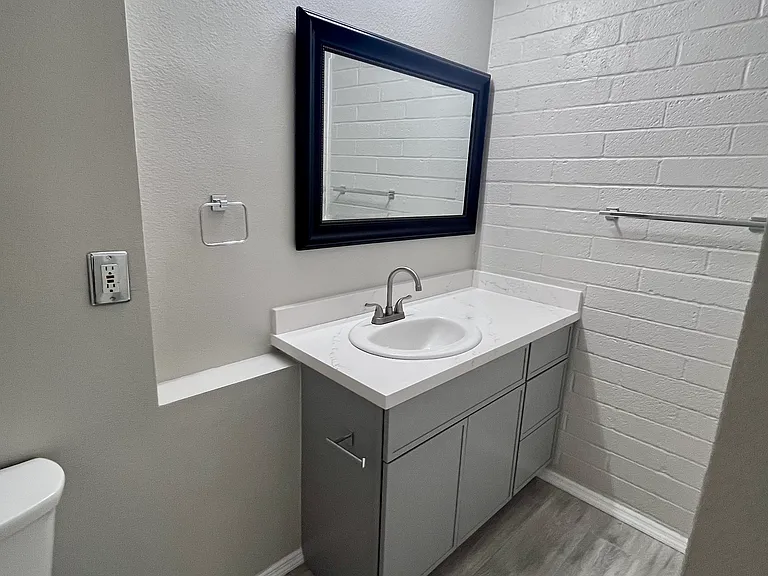 1828 W Tuckey Ln — Photo 14