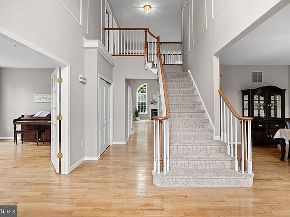 5th image of 10 Brook Ln