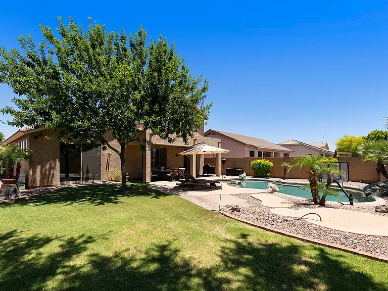 1425 E Morelos St — Photo 15