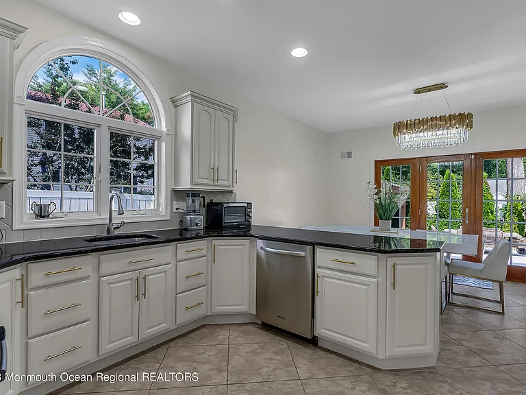 1607 Holbrook St — Photo 15
