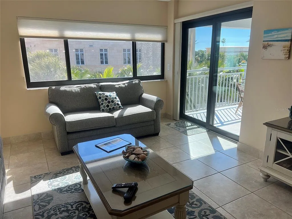 1 bed, 1.0 bath, 858 sqft, $7,920 — Photo 2