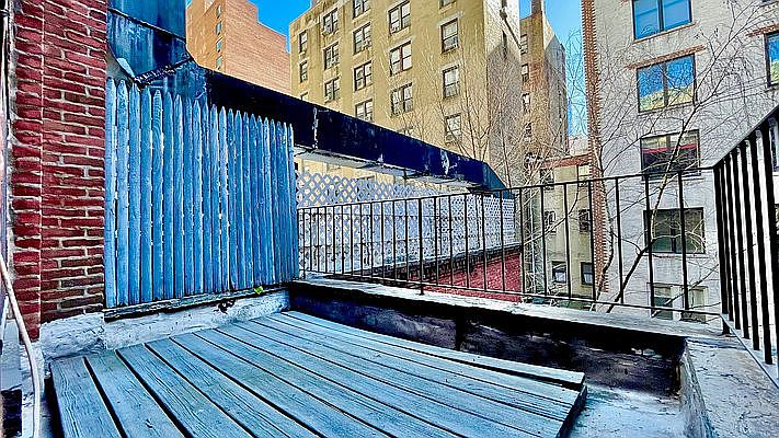 1st image of 224 W 72nd St APT 3R