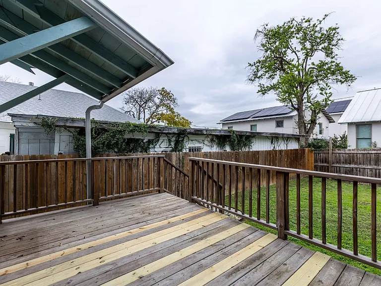 1121 E Crockett St — Photo 36