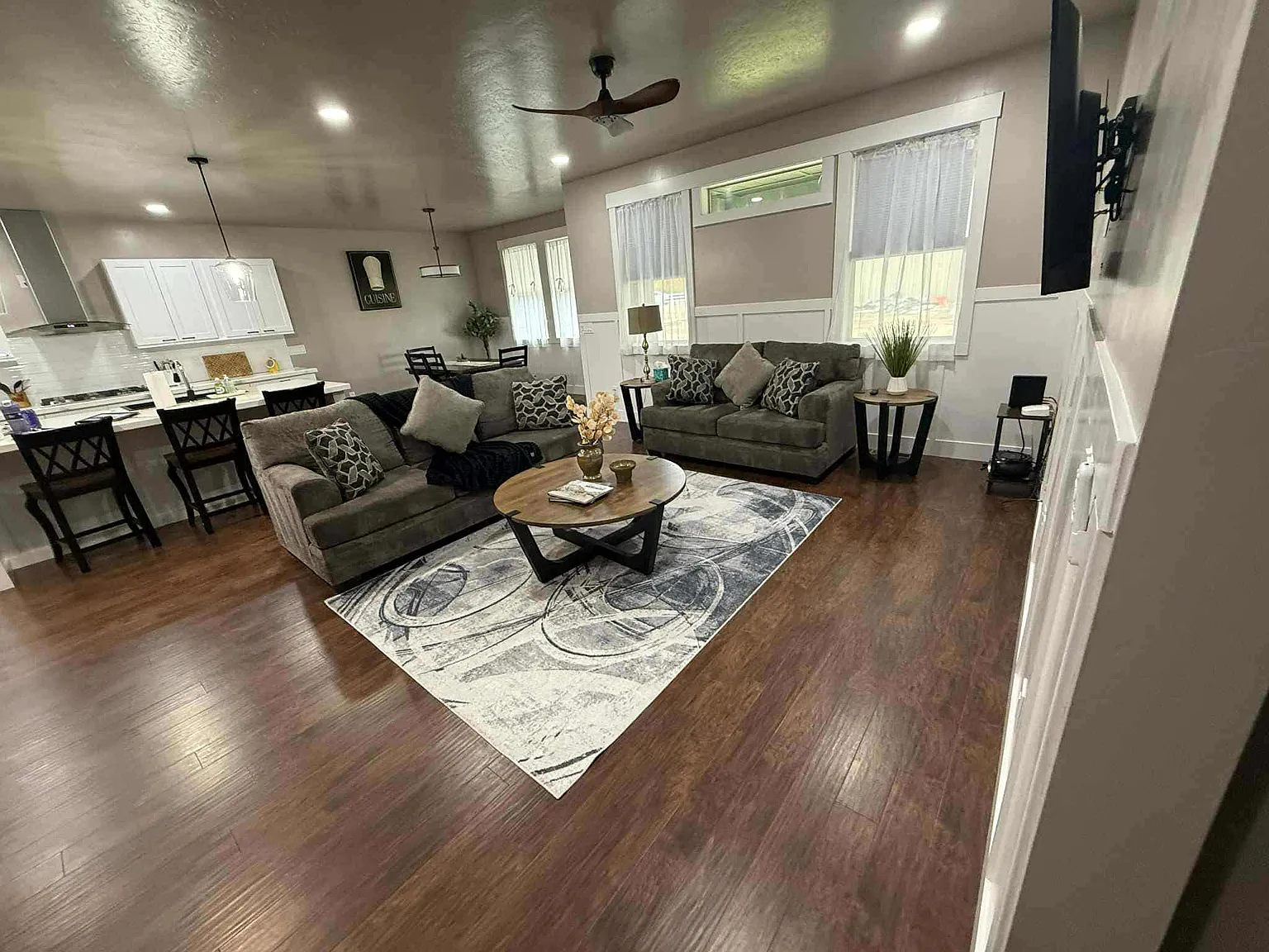 5 bed, 2787 sqft, $7,995 — Photo 1