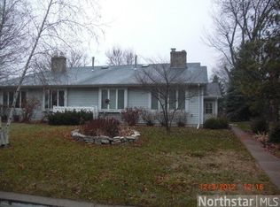 2411 Oxford St N, Roseville, MN 55113