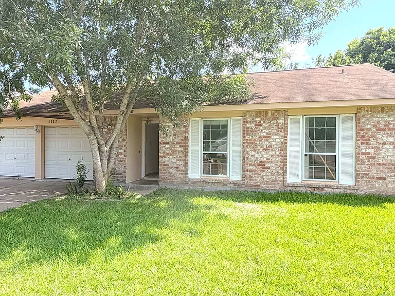 1822 Oaklawn St — Photo 1