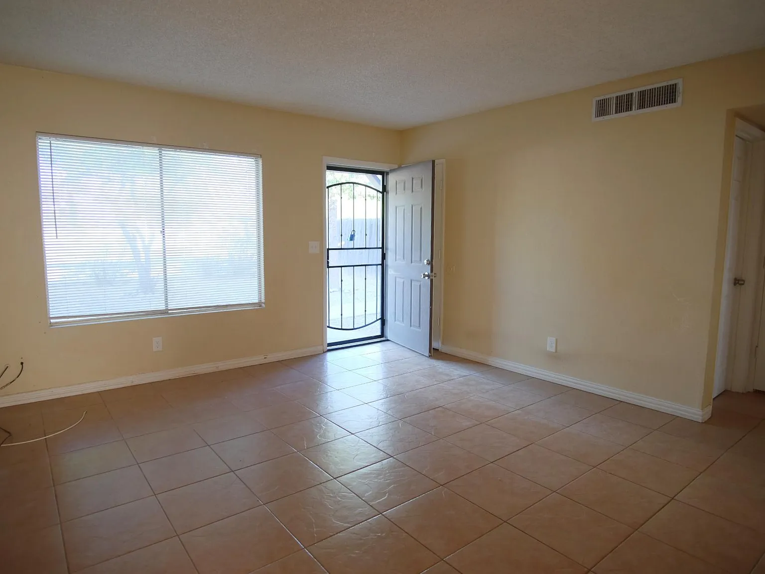 2 bed, 750 sqft, $1,200 — Photo 2
