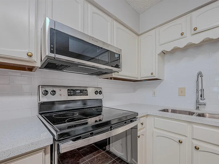 432 N Post Oak Ln — Photo 15