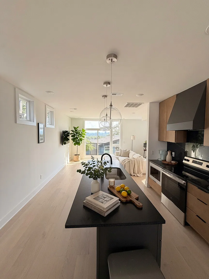 2 bed, 1819 sqft, $3,100 — Photo 2