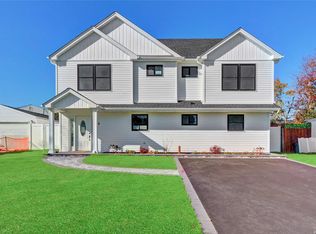 8 Gull Rd, Hicksville, NY 11801