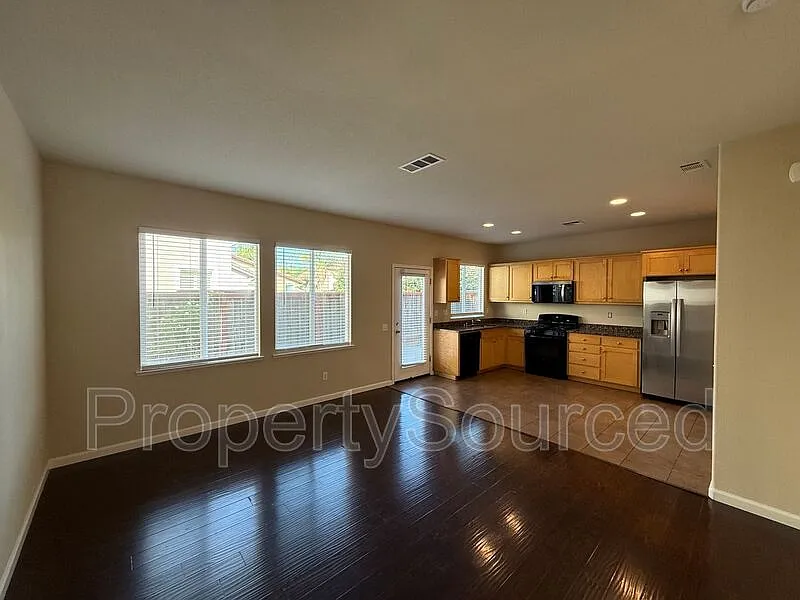 3 bed, 2.5 bath, 1286 sqft, $2,495 — Photo 3
