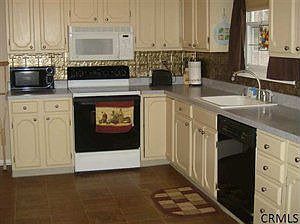 4th image of 17 Mountain Laurel Dr