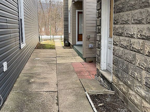 Sm. Fenced in patio & lawn.