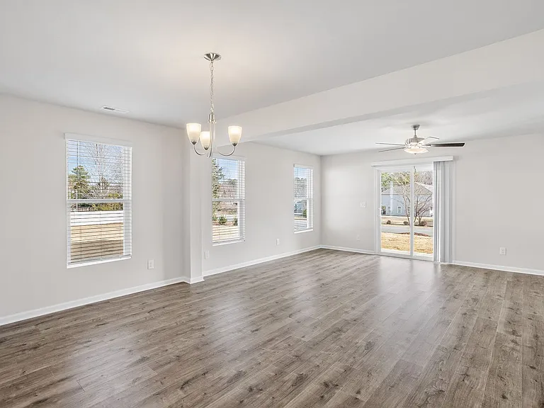 1012 Peony Ln — Photo 4
