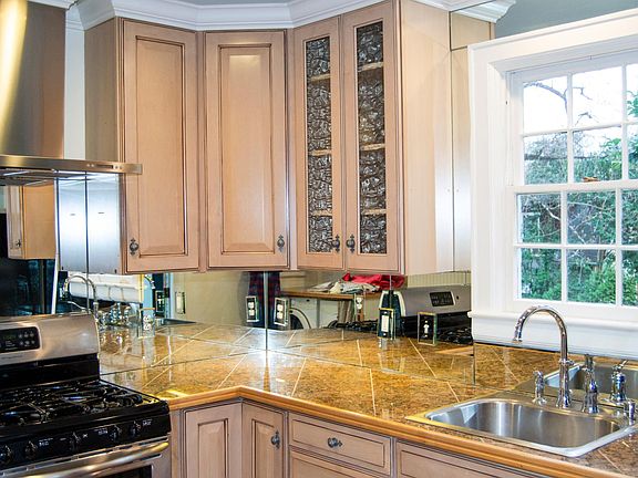 Kitchen with stainless steel appliances _ Gas Range + outside venting Hood, Dishwasher, Fridge/Freezer, and Garbage Disposal
