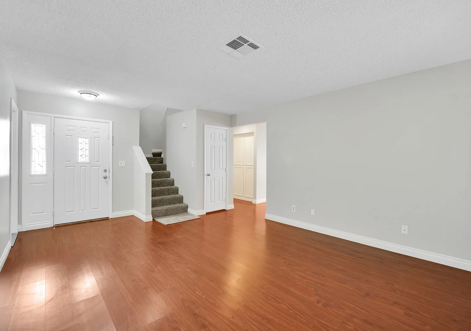 Beautiful 5 bedroom 2.5 bathroom pool home in West Las Vegas! — Photo 2