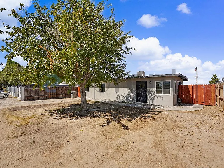 2829 Laurel St — Photo 2