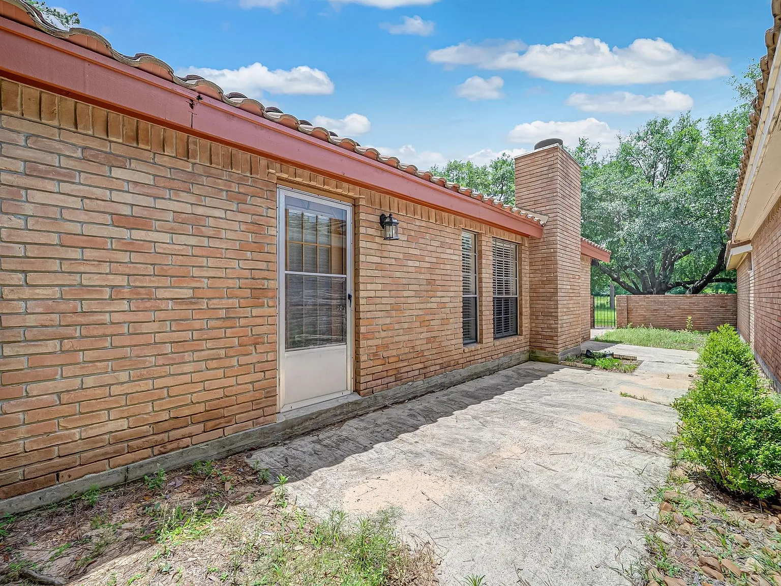 2 bed, 1.5 bath, 1118 sqft, $1,599 — Photo 3