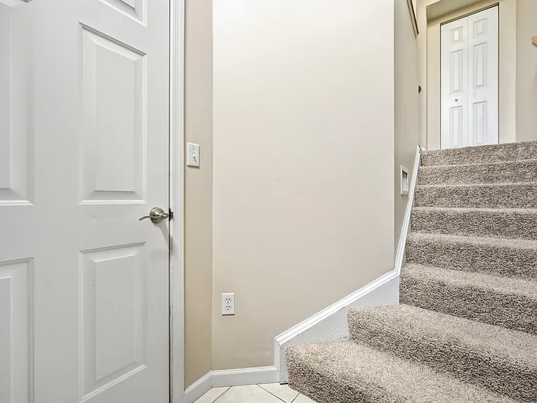 724 Bush Dr — Photo 4