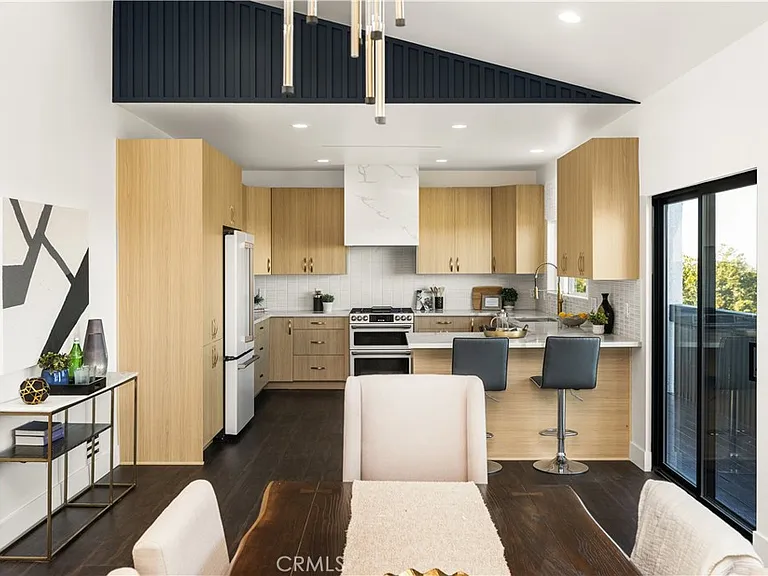 5 Yellow Brick Rd — Photo 25