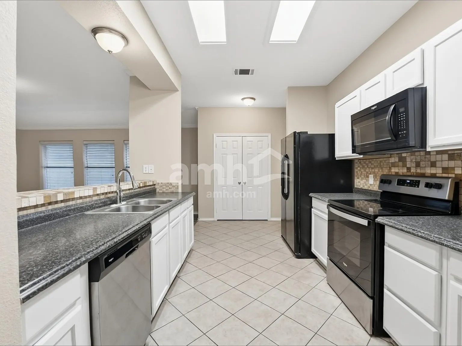 3 bed, 2.0 bath, 1593 sqft, $2,050 — Photo 3